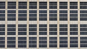 Paineis da usina solar instaladas na horizontal em um telhado Vannucci.