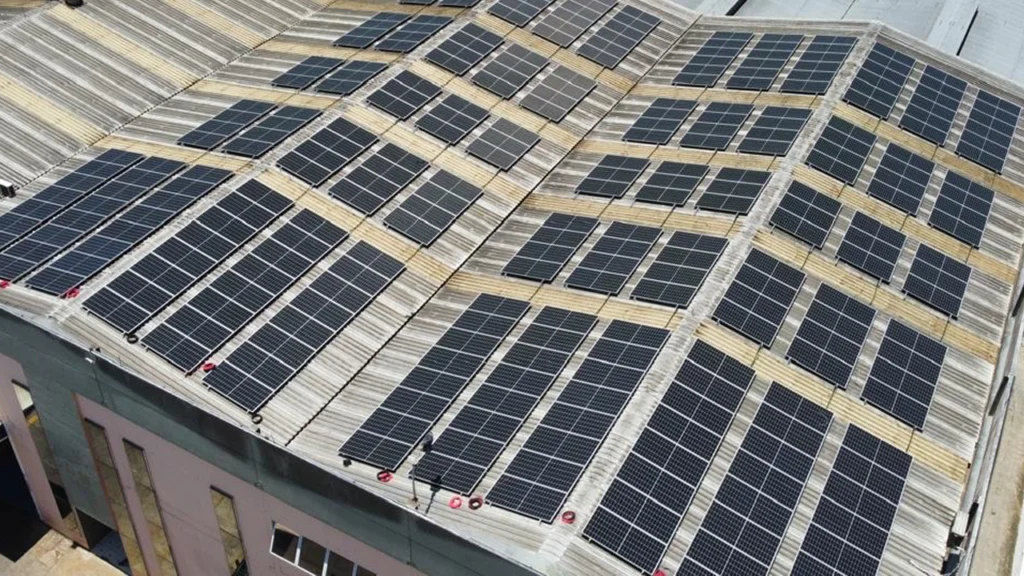 Telhado residencial coberto com painéis solares fotovoltaicos para redução de temperatura e proteção térmica.